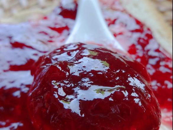 beschwipste Himbeer-Konfitüre und vor allem: Himbeer-Likör