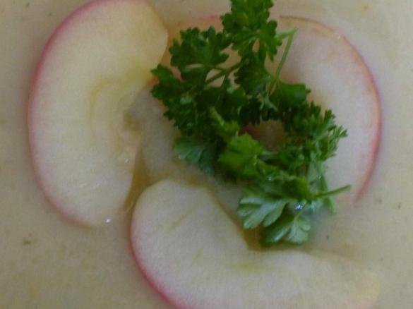 vegetarische Kartoffelsuppe mit Äpfeln