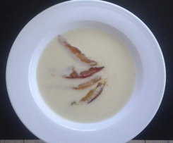 Staudensellerie Suppe mit karamellisierten Birnenspalten -vegan