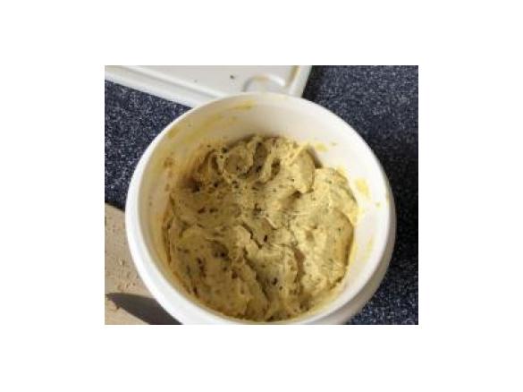 Brotaufstrich mit Kurkuma, Datteln und Ingwer