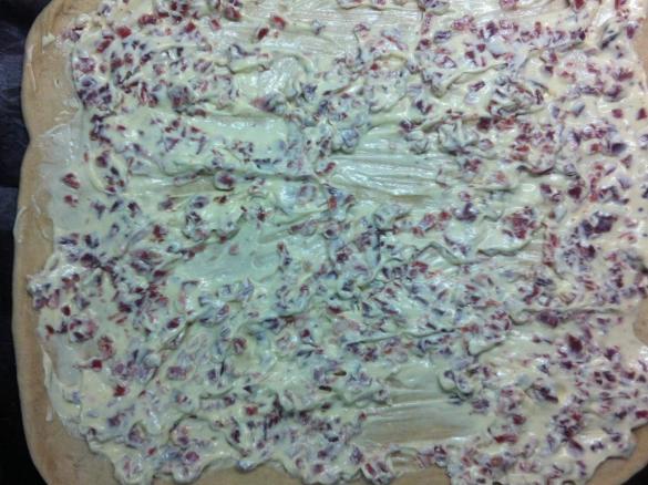 Knuspriger Flammenkuchen