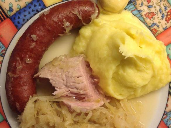 Kassler, Kohlwürste mit Sauerkraut und Kartoffelpüree 