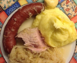 Kassler, Kohlwürste mit Sauerkraut und Kartoffelpüree 
