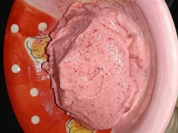 Erdbeer Sauerrahm Eis