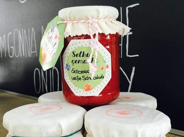 Erdbeerkonfitüre  mit weißer Schokolade