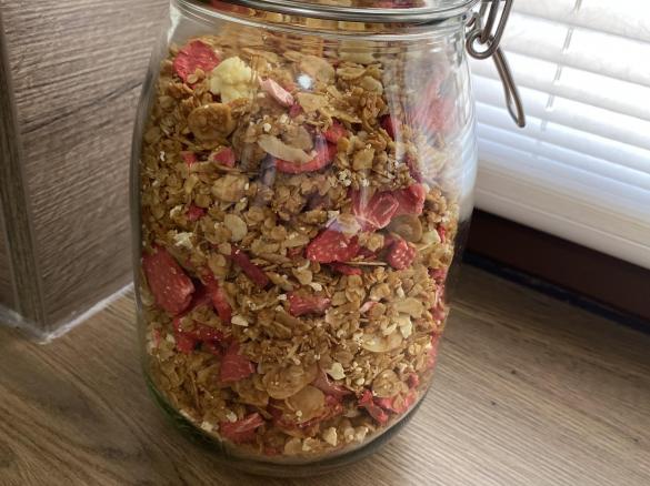 Granola mit Erdbeeren und weißer Schokolade