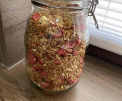 Granola mit Erdbeeren und weißer Schokolade