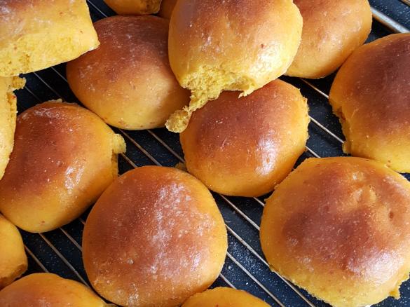 Kürbisbrötchen mit Dinkelmehl