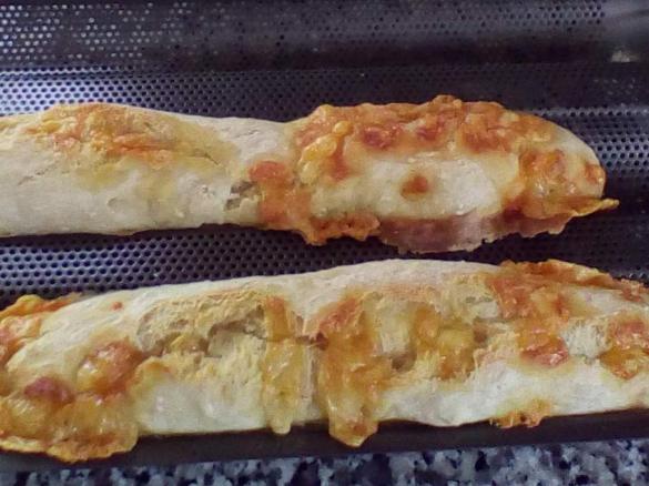 Variation von Baguette Magique mit Käse und Chilli