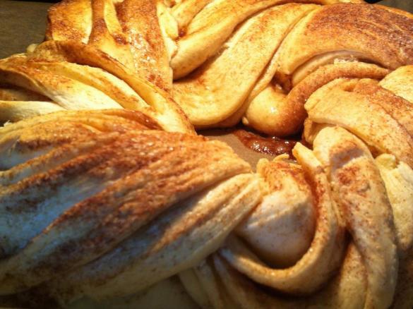 Hefekranz mit Zimt und Zucker