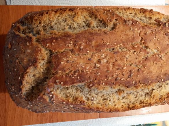 Weizenbrot mit Sesam und Körnern