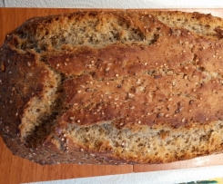 Weizenbrot mit Sesam und Körnern