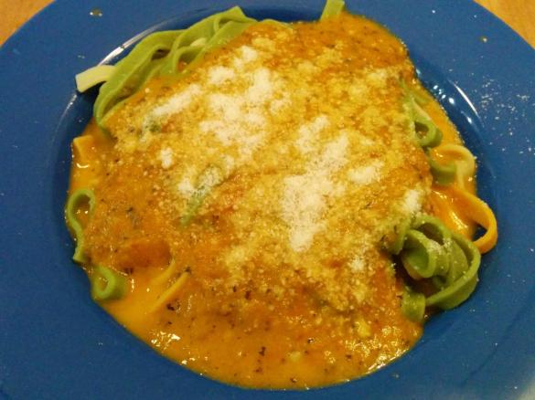 Bunte Bandnudeln mit Tomate Mozzarella Sauce