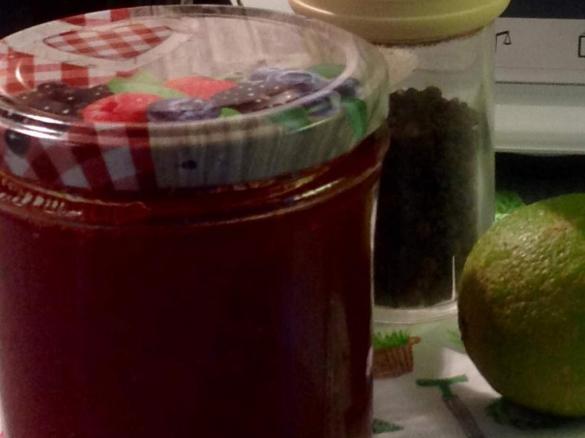 Erdbeerkonfitüre mit schwarzem Pfeffer und Balsamico