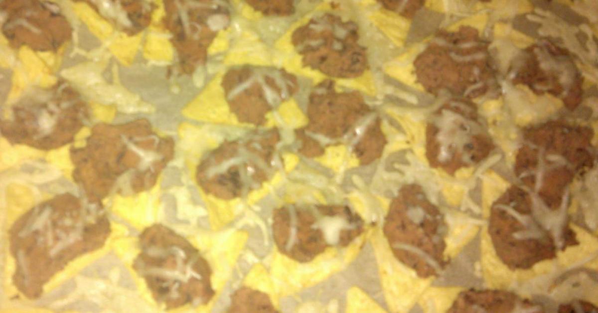 Tex Mex: Überbackene Tortillachips mit Bohnenpüree und dreierlei Dips ...