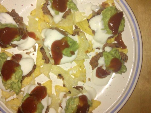 Tex Mex: Überbackene Tortillachips mit Bohnenpüree und dreierlei Dips