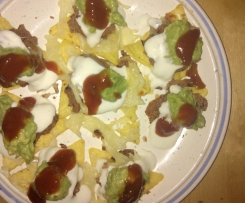 Tex Mex: Überbackene Tortillachips mit Bohnenpüree und dreierlei Dips