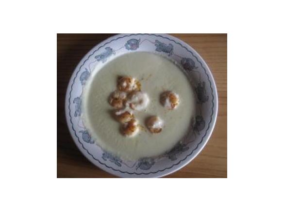 Petersilienwurzel-Schaumsüppchen mit Riesengarnelen