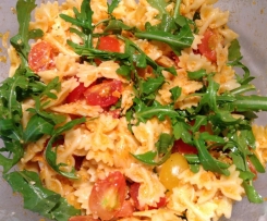 Nudelsalat mit Tomate und Rucola