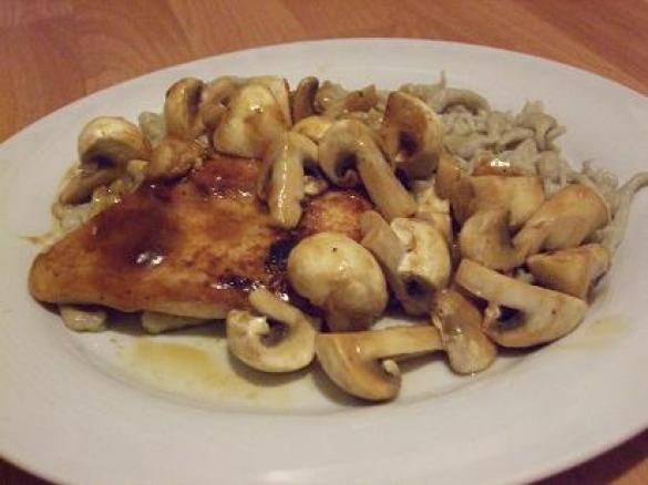 Hähnchenbrust mit sautierten Pilzen und handgeschabten Champignon-Spätzle