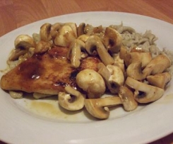 Hähnchenbrust mit sautierten Pilzen und handgeschabten Champignon-Spätzle