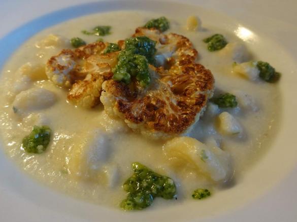 Blumenkohl-Käse-Suppe mit Petersilien-Pesto