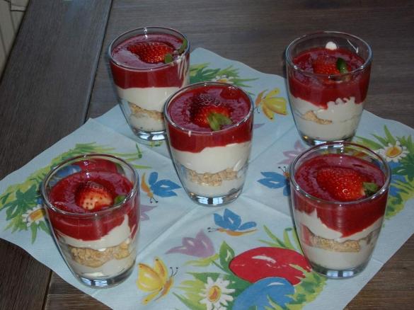 Variation von Mascarponequarkcreme mit Beerenpüree