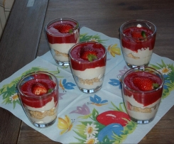 Variation von Mascarponequarkcreme mit Beerenpüree