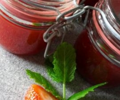 Variation von Erdbeermarmelade mit einem Hauch von Minze selbstgemacht