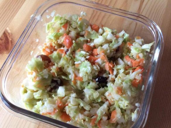 Variation von Krautsalat mit Rosinen und weniger MIracel Whip