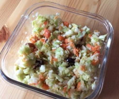 Variation von Krautsalat mit Rosinen und weniger MIracel Whip