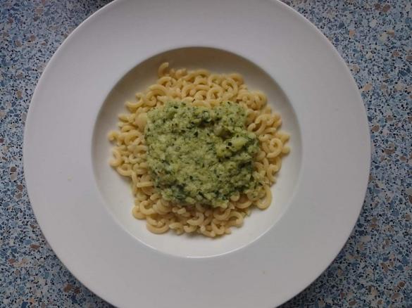 Nudeln mit Frischkäse Zucchini Sauce 