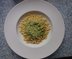 Nudeln mit Frischkäse Zucchini Sauce 