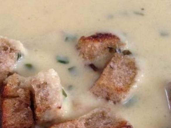 Variation von Lauch-Creme-Suppe mit Schmelzkäse