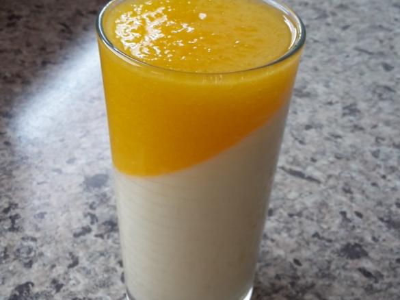 Panna Cotta mit verschiedene Früchte