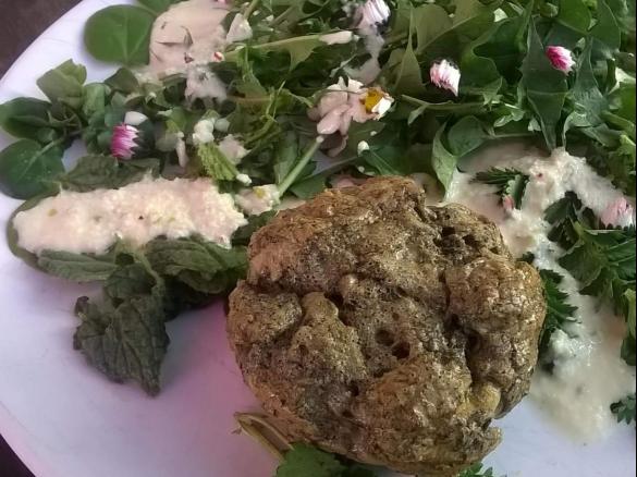 Brennesselsoufflè  mit Wildkräutersalat und Apfeldressing