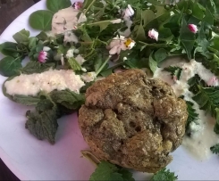 Brennesselsoufflè  mit Wildkräutersalat und Apfeldressing