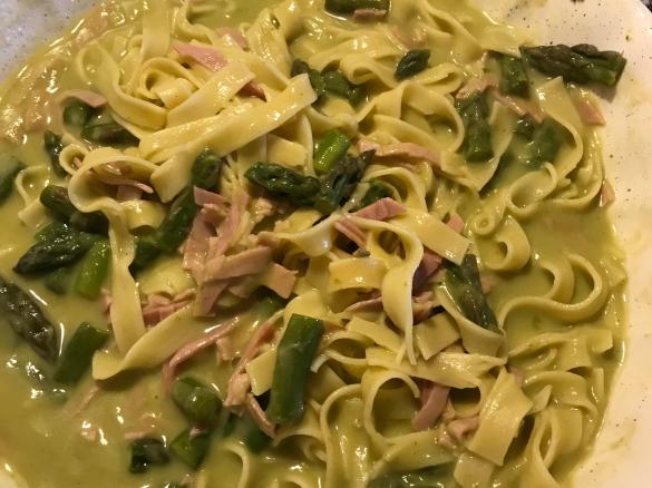 Grüner  Spargel mit Kochschinken und Tagliatelle