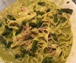 Grüner  Spargel mit Kochschinken und Tagliatelle