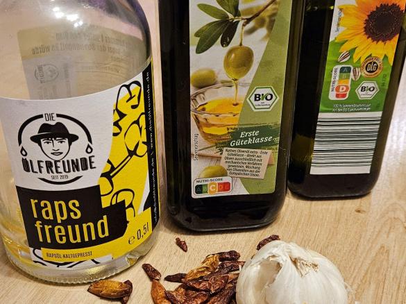 Helmis scharfes Chili-Knoblauch-Öl