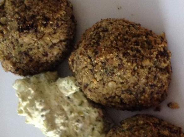 Linsen-Zucchini-Bällchen mit Pistaziencreme