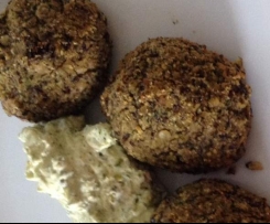 Linsen-Zucchini-Bällchen mit Pistaziencreme