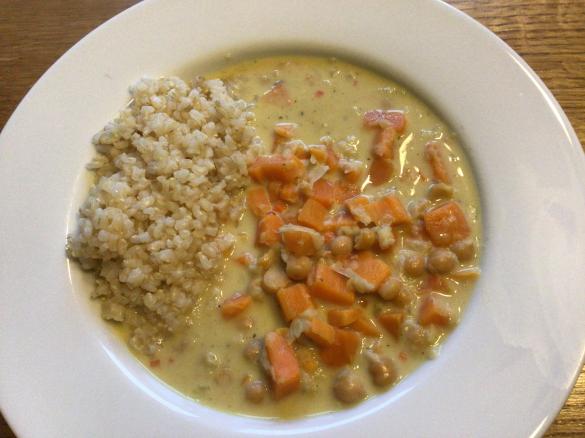 Süßkartoffel-Curry mit Kichererbsen