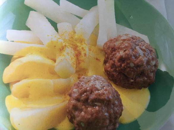 Hackbällchen mit Kohlrabi, Kartoffeln u. Currysoße