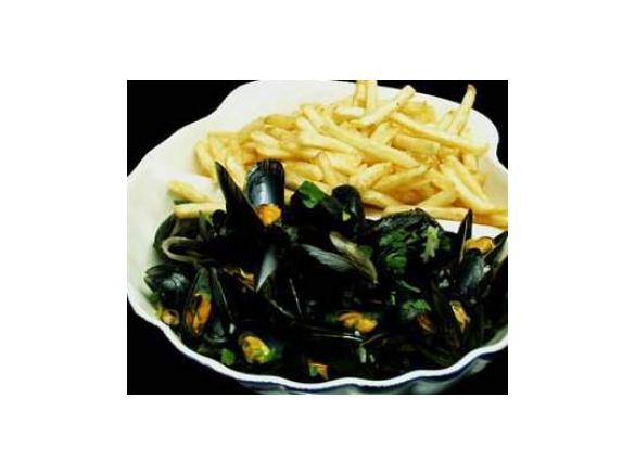 Muscheln in Weißwein, Creme fraiche, Speck und Zwiebeln