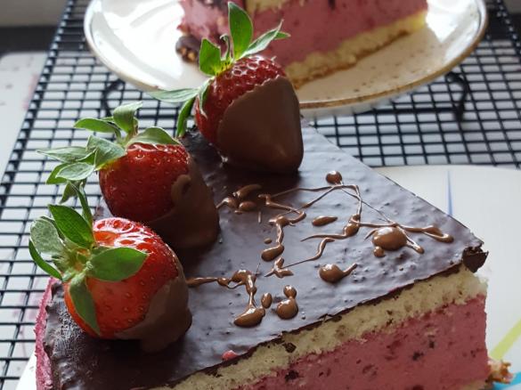 Erd/Beerentorte mit Schokoüberzug