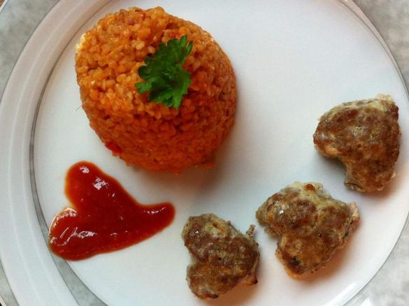 Hackbällchen mit Tomatenbulgur und Feta