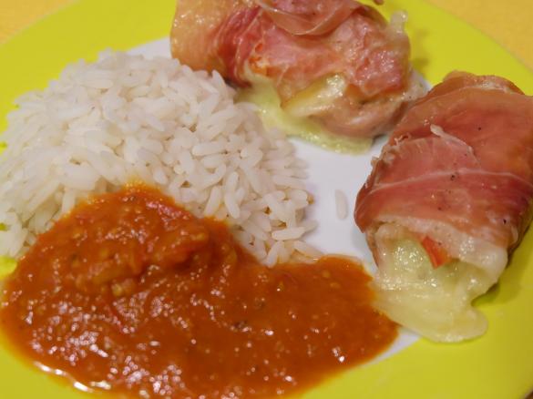 Serranohähnchenbrust mit Reis