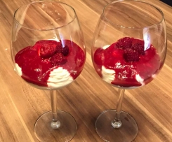 Mascarpone-Creme mit weißer Schokolade und Himbeersoße