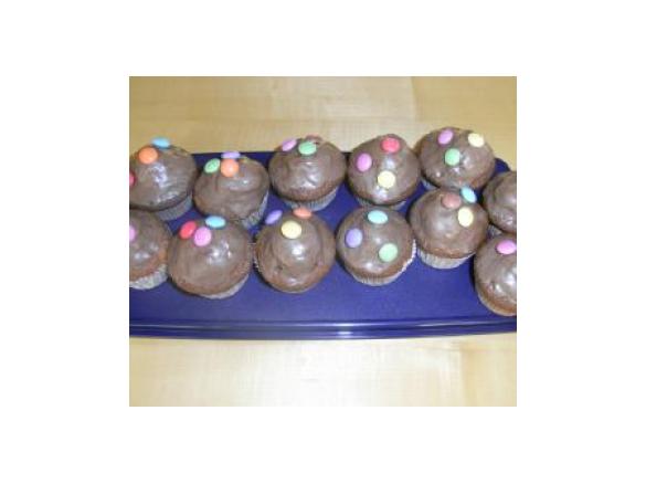 Geburtstags-Muffins mit Schwarz-Weiß-Teig